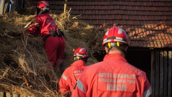 Два Специјалистичка тима за спасавање из рушевина претражују терен око куће испред које је у уторак нестала двогодишња Данка. - Sputnik Србија
