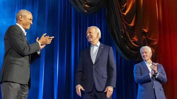 Председник САД Џо Бајден са бившим председницима Обамом и Клинтоном - Sputnik Србија