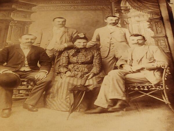 Uroš Predić rođen je u Orlovatu 7. decembra 1857. kao najmlađi sin sveštenika Petra Predića i Marije rođene Ilijević iz Crepaje. (Jedna od porodičnih fotografija koje su deo postavke ) - Sputnik Srbija