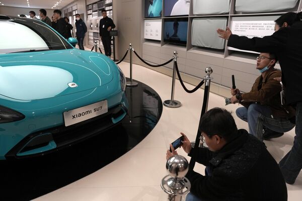 Посетиоци изложбе посматрају нови модел кинеског електричног аутомобила - Sputnik Србија