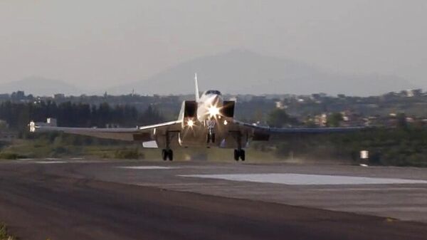 Бомбардер Ту-22 слеће у војну базу Хмејмим у Сирији  - Sputnik Србија
