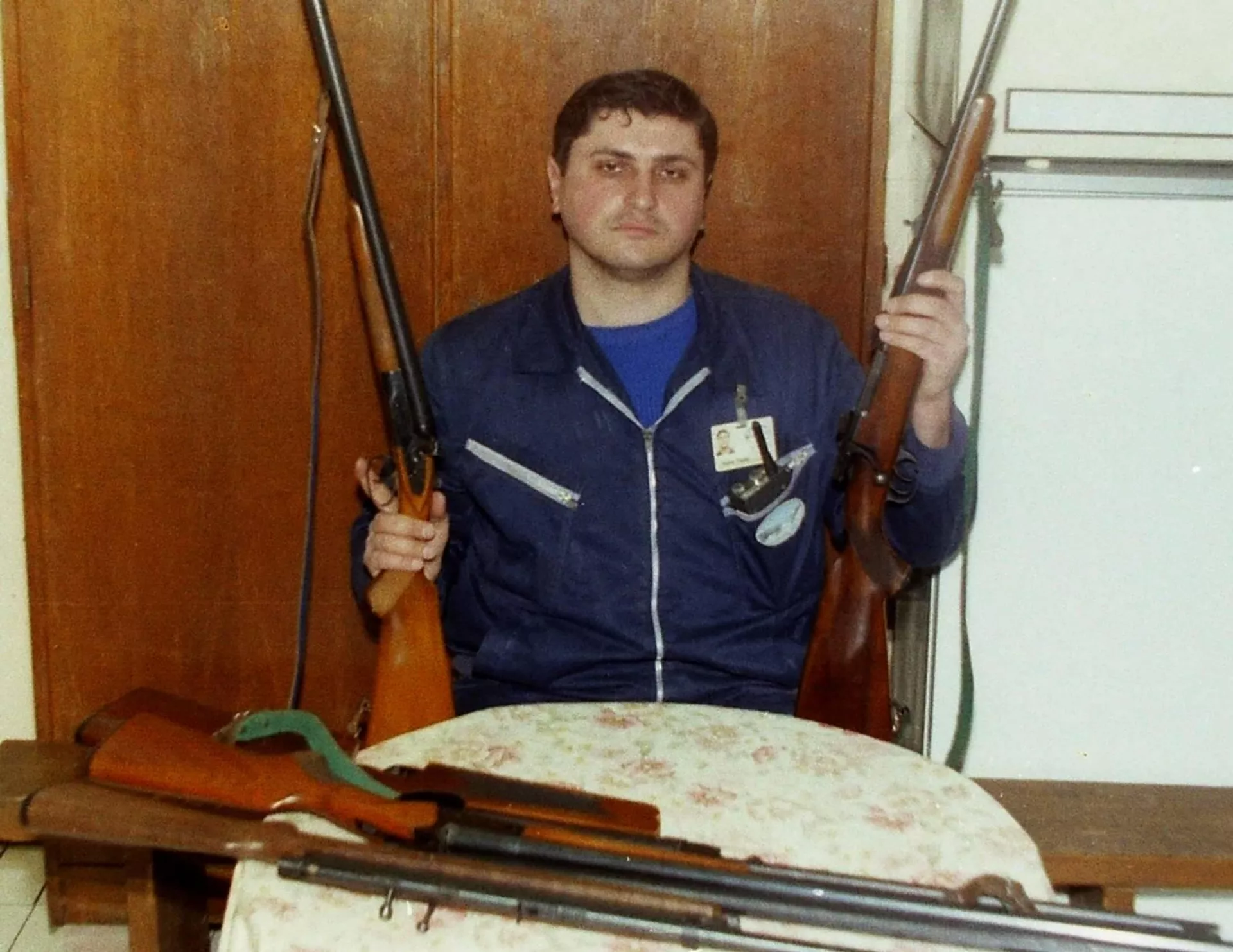 Zoran Rajić sa puškama koje su radnici vrta dobili kako bi mogli da ustrele životinje, ako bombe obruše kaveze, da ne izađu na ulice - Sputnik Srbija, 1920, 04.04.2024