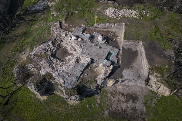 Ostaci tvrđave Kovin sagrađene između 11. i 12. veka na mestu ranijeg rimskog kastruma. Podigli su je Ugari, kako bi zaštitili pograničnu zonu kraljevine od napada Bugara i Vizantinaca - Sputnik Srbija