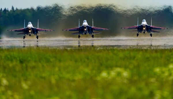 „Руски витезови“ представљају ваздухопловну групу пилотске акробатике Ратног ваздухопловства Русије. - Sputnik Србија