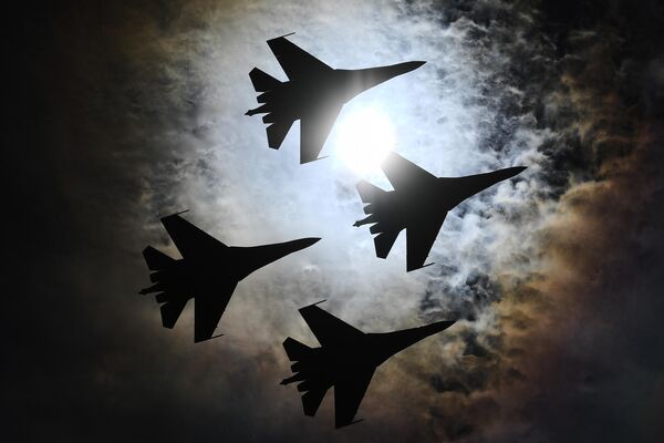Lako ih je prepoznati na nebu po tome što njihovi avioni imaju boje državne zastave Rusije. - Sputnik Srbija