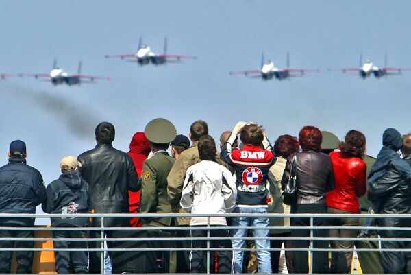 Акробатска група „Руски витезови“ први пут је наступила у Белорусији у пролеће 2006. године у оквиру јубиларних манифестација посвећених 55. годишњици 61. ловачке ваздухопловне базе Ратног ваздухопловства и ПВО Републике Белорусије. Представе су одржане у граду Барановичи. - Sputnik Србија