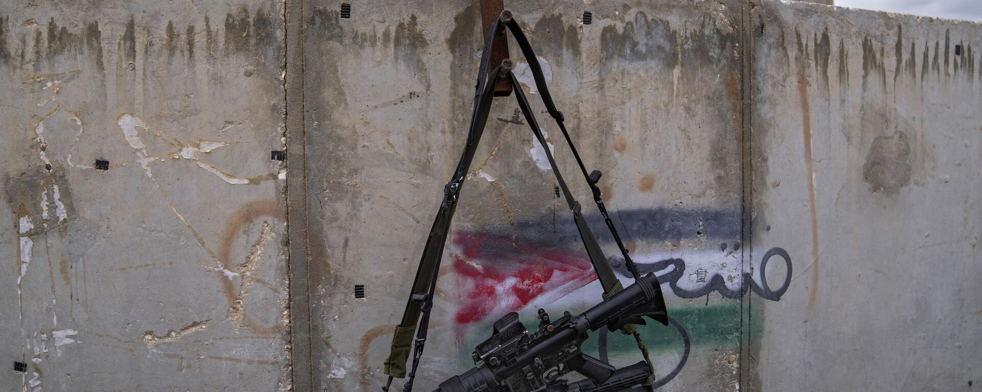 Две пушке М-16 окачене на зиду са графитом са палестинском заставом - Sputnik Србија, 1920, 05.04.2024