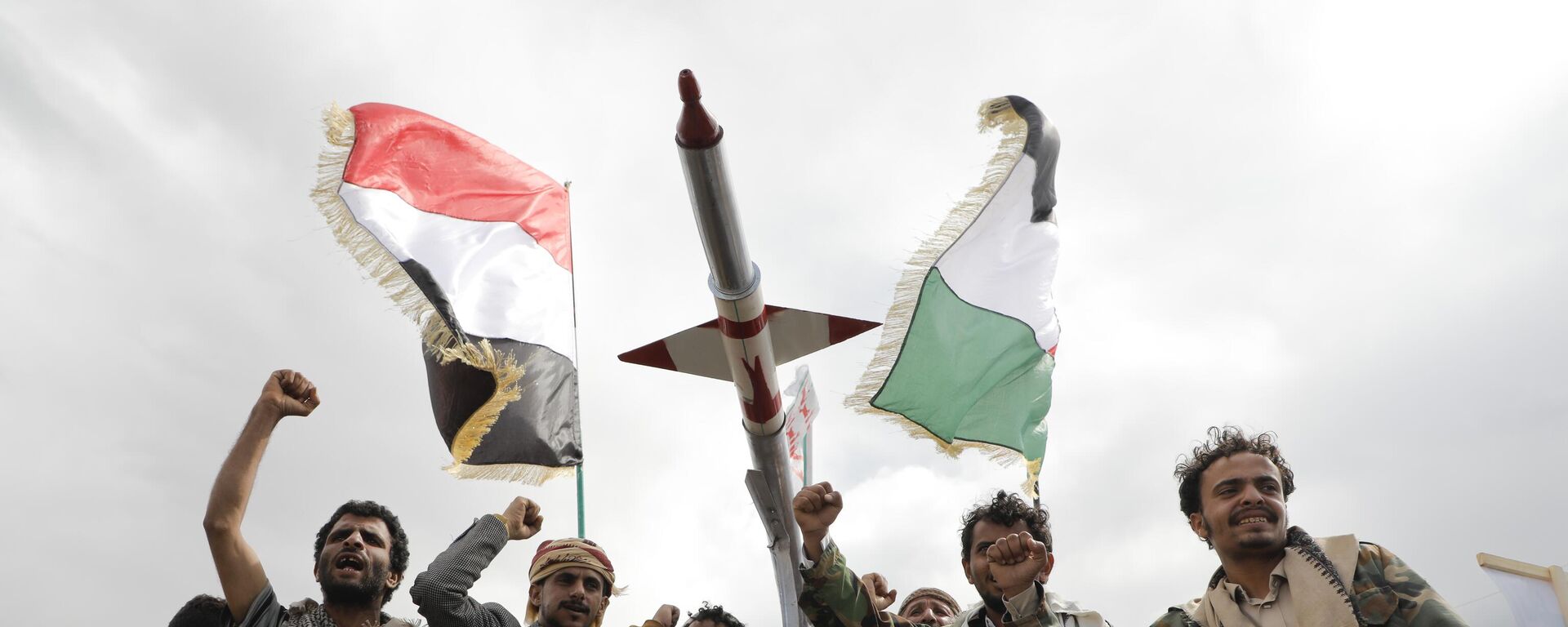 Houthi supporters attend a rally against the US airstrikes on Yemen and the Israeli offensive against the Palestinians in Gaza SAtrip, in Sanaa, Yemen, Friday, March 8, 2024. - Sputnik Србија, 1920, 07.04.2024