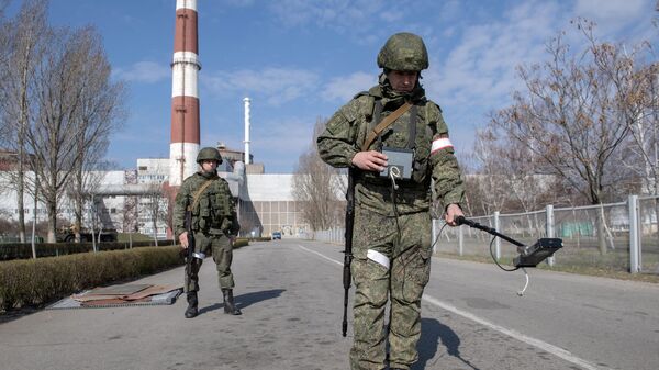 Военнослужащие ВС РФ замеряют уровень радиации на Запорожской АЭС - Sputnik Србија