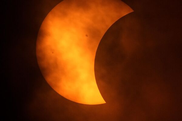 За разлику од делимичног, код потпуног помрачења Сунца небо потамни као да је сумрак, што омогућава да се види корона Сунца, односно његова атмосфера јарко беле боје. - Sputnik Србија