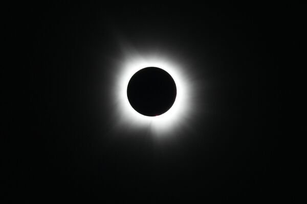 Pomračenje je moglo da se posmatra i na sajtu i Jutjub kanalu NASA, a kompanija „Starlink“ poznatog milijardera Ilona Maska objavila je na mreži X snimak senke Meseca na Zemlji iz svog satelita. - Sputnik Srbija