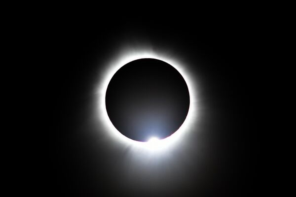 Грађани Индијанаполиса су имали прилику да виде прво помрачење Сунца у том граду у последњих 800 година, објављено је на налогу НАСА на мрежи X. - Sputnik Србија