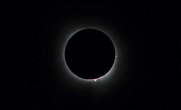 У Тексасу је оркестар изводио музику из филма „Ратови звезда“, док су посматрачи аплаудирали кад се небо разведрило и омогућило им чист поглед на помрачење Сунца. - Sputnik Србија