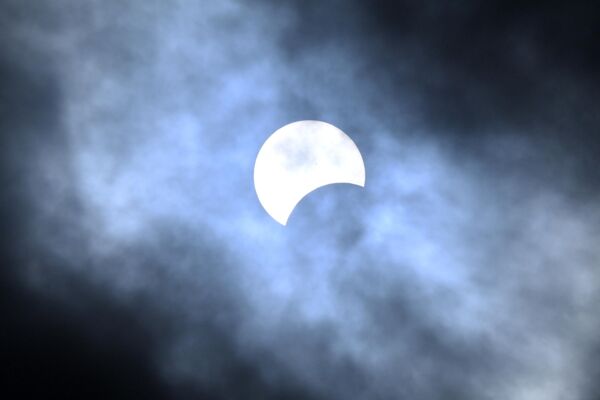 Impresivan prizor pomračenja Sunca posmatrano iz Njujorka. - Sputnik Srbija