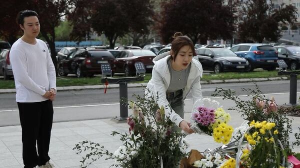 Кинези који живе у Београду свакодневно полажу цвеће на споменик жртвама НАТО бомбардовања - Sputnik Србија