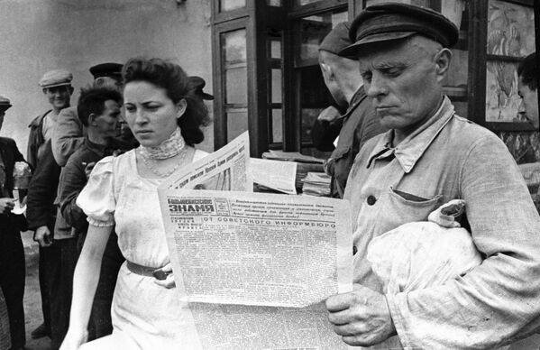 Становник Одесе чита нови број новина „Бољшевисткоје знамја“. - Sputnik Србија