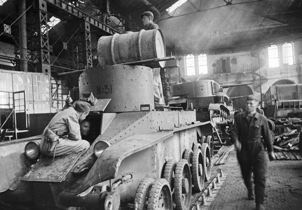 Brigada braće Zajcev popravlja tenkove koji odlaze na front. U prvom planu je BT-2, laki sovjetski tenk, a u drugom T-26. - Sputnik Srbija