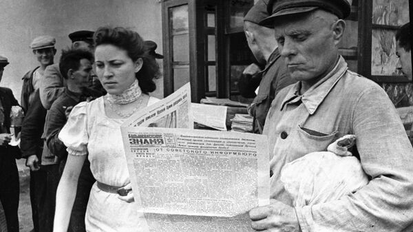 Одессит читает новый выпуск газеты Большевистское знамя - Sputnik Србија