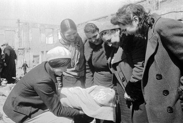 Жена у наручју држи новорођеног сина партизана. - Sputnik Србија
