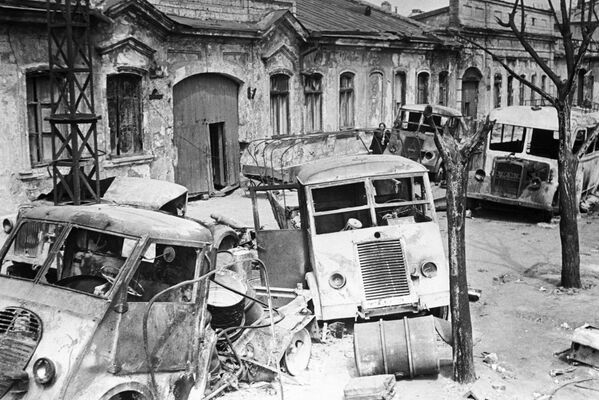 Разбијена немачка возила напуштена на улицама Одесе након ослобођења града од окупатора. - Sputnik Србија