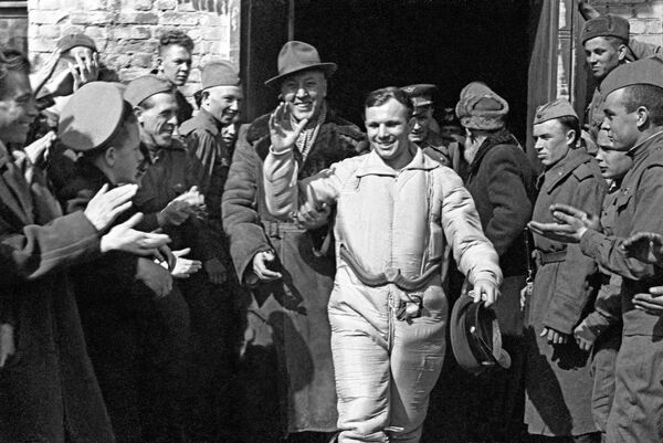 Prvi na svetu kosmonaut Jurij Gagarin nakon prizemljenja letelice „Vostok 1“. U njegovom okruženju su tim na čelu sa komandantom raketnog diviziona majorom A. Gasijevim i meštani. - Sputnik Srbija