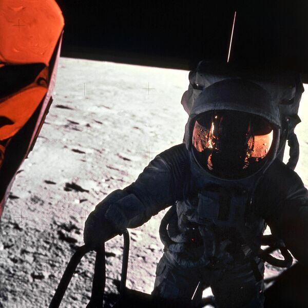 Na fotografiji od 19. novembra 1969. koju je objavila NASA prikazuje jednog od astronauta svemirske misije Apolo 12 na Mesecu sa kamerom. Odraz drugog astronauta vidi seu njegovom šlemu. Svemirsko vozilo Apolo/Saturn V lansiralo je astronaute Apolo 12 Čarlsa „Pita“ Konrada mlađeg, komandanta Ričarda F. Gordona, pilota komandnog modula i Alana L. Bina, pilota lunarnog modula iz svemirskog centra Kenedi 14. novembra 1969, na drugoj američkoj misiji sletanja na Mesec Apolo 12. - Sputnik Srbija