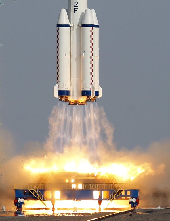 Ракета свемирског брода Shenzhou 9 полеће са лансирне рампе у центру за лансирање сателита Јиукуан у Јиукуану, Кина, 16. јуна 2012. Кина је тада послала прву жену и још двоје астронаута у свемир да раде на привременој свемирској станици око недељу дана, у кључном кораку ка томе да постане тек трећа нација која је поставила сталну базу у орбити. - Sputnik Србија