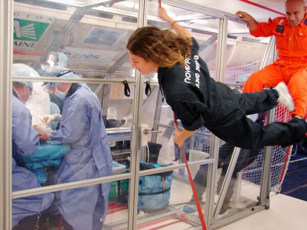 Фотографија настала 27. септембра 2006. од стране Француског Националног центра за свемирске студије (ЦНЕС), током прве операције изведене у бестежинском стању коришћењем специјално прилагођеног авиона за симулацију услова у свемиру. Француски лекари извели су прву операцију у свету на човеку у нултој гравитацији. Тим хирурга и анестезиолога полетео је са аеродрома Бордо у југозападној Француској на трочасовно путовање да би уклонио бенигни тумор из подлактице добровољца. - Sputnik Србија