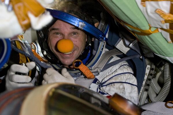 Kanadski milijarder Gaj Laliberte se osmehuje sedeći u svemirskoj letelici Sojuz TMA-14 ubrzo nakon sletanja na Međunarodnu svemirsku stanicu sa članovima misije, ruskim kosmonautom Genadijem Padalkom i astronautom NASA Majklom Baratom, u blizini grada Arkalik, Kazahstan, 11. oktobra 2009. - Sputnik Srbija
