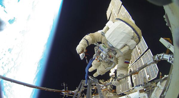 Izlazak kosmonauta „Roskosmosa“ Sergeja Volkova i Jurija Malenčenka u otvoreni svemir 3. februara 2016. godine. - Sputnik Srbija
