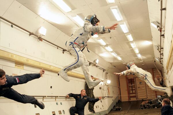 Svemirski turista Daisuke Enomoto iz Japana (desno) i američka preduzetnica Anoušeh Ansari (u sredini), koja je postala prva svemirska turistkinja, na fotografiji učestvuju u obuci u simulatoru nulte gravitacije, na brodu ruskog aviona IL-76 MDK poznatijeg kao Leteća laboratorija u Zvezdanom gradu, izvan Moskve, 27. jula 2006. - Sputnik Srbija