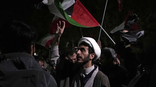 
Iranski demonstranti na anti-izraelskom protestu ispred Ambasade Velike Britanije u Teheranu
 - Sputnik Srbija
