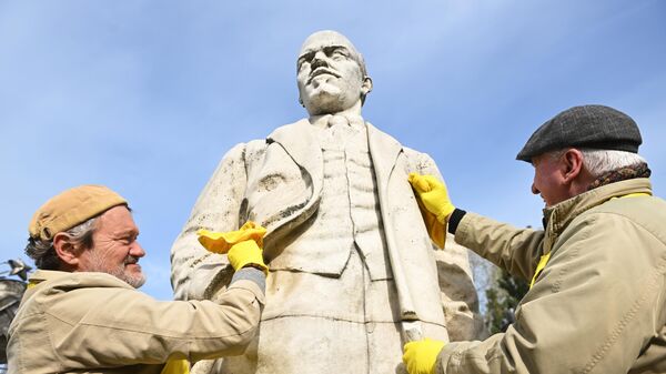 Волонтеры моют памятники в московском парке искусств Музеон в рамках проведения городского субботника - Sputnik Србија