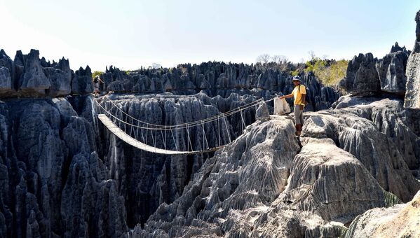 Bemaraha je nacionalni park na zapadu Madagaskara. Prvi je uvršten u svetsku prirodnu baštinu. Poznat je po izuzetno lepom krasu, sa oštrim krečnjačkim vrhovima, zvanim Cingi. - Sputnik Srbija
