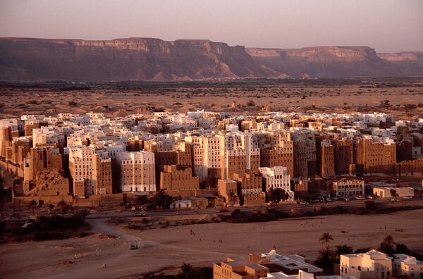Grad Šibam u Jemenu. Šibam se često naziva „najstarijim gradom nebodera na svetu“. To je ujedno i najstariji primer urbanizma zasnovanog na principu vertikalne izgradnje. - Sputnik Srbija