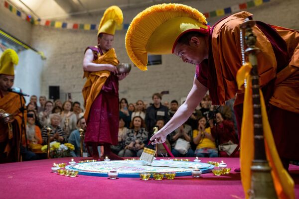 Učesnici budističkog festivala šetali su oko ogromnog oltara izgrađenog u skladu sa željama lame Zope Rinpočea. Molili su se kod srebrne urne u kojoj se nalaze ostaci bude Šakjamunija, koju je predao duhovni vođa tibetanskog budizma, Dalaj Lama. - Sputnik Srbija
