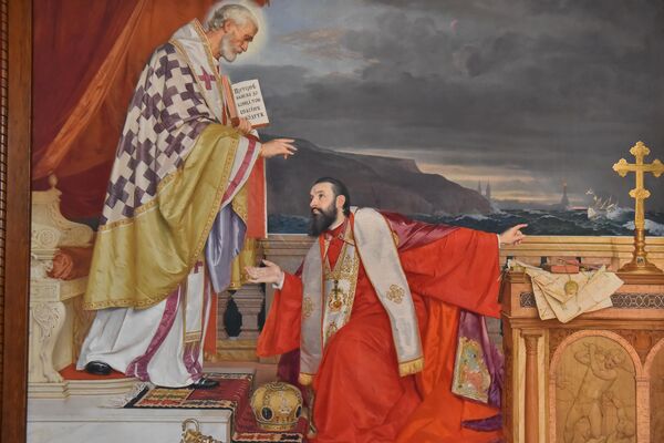 На слици  је приказан Патријарх Лукијан који клечи пред Светим Николом, а руком показује на узбуркано море, на коме је брод српске Цркве, који је у опасности да буде потопљен - Sputnik Србија
