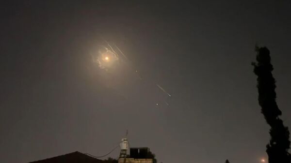 Video grab shows explosions lighting up Jerusalem sky during Iranian attack on Israel.  - Sputnik Србија