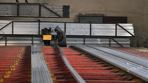 Сотрудник завода по производству алюминиевого профиля в промышленной зоне Адра в пригороде Дамаска - Sputnik Србија