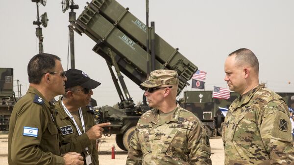 US and Israeli army officers talk in front a US Patriot missile defence system during the Israeli-US military exercise Juniper Cobra at the Hatzor Airforce Base in Israel. File photo. - Sputnik Srbija