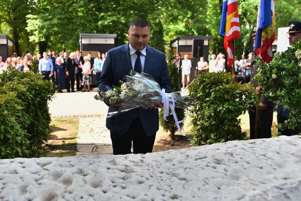 Član Privremenog organa Grada Nikola Nikodijević je položio cveće na spomen obeležju na Kalemegdenu  - Sputnik Srbija