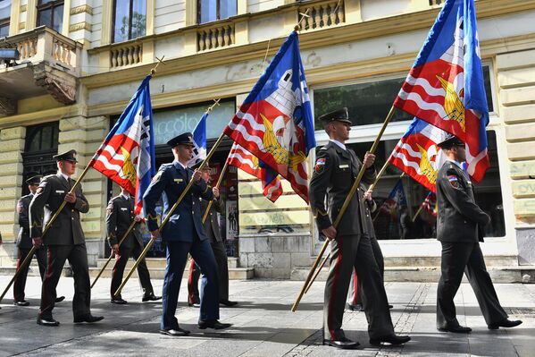 Као и сваке године, питомци Војне академије су учествовали у свечаном дефилеу улицама престонице носећи  заставе града Београда  - Sputnik Србија