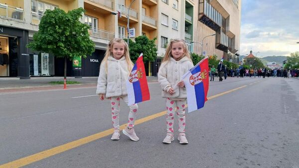 Деца у Бањалуци са заставама Србије - Sputnik Србија