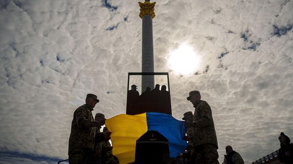 Opelo ukrajinskom vojniku na Trgu nezavisnosti u Kijevu - Sputnik Srbija