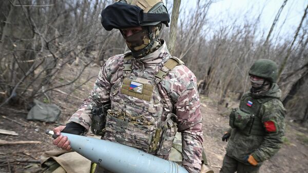 Војници опслужују артиљеријско оруђе хијацинт С у зони специјалне војне операције - Sputnik Србија