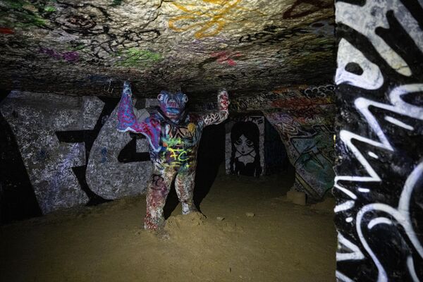 Skulptura i grafit u prostoriji pod nazivom „Plaža“ u zabranjenim katakombama Pariza. - Sputnik Srbija