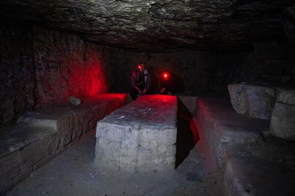 Posetioci u prostoriji pod nazivom „Sarkofag“ u zabranjenim katakombama Pariza. - Sputnik Srbija