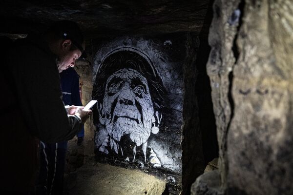 Подземни каменоломи с краја 18. века налазе се у  14. арондисману у Паризу и  међусобно су повезани  ходницима. Неки делови су чак и обновљени и креативно уређени. - Sputnik Србија