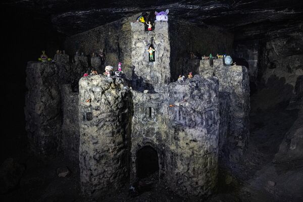 Kameni zamak sa lutkama u jednoj od pećina zabranjenih pariskih katakombi. - Sputnik Srbija