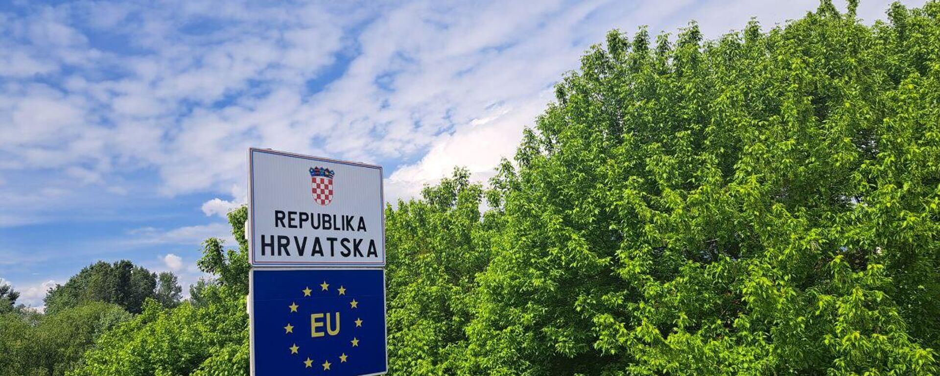 Zastave Hrvatske i EU na graničnom prelazu - Sputnik Srbija, 1920, 13.08.2024